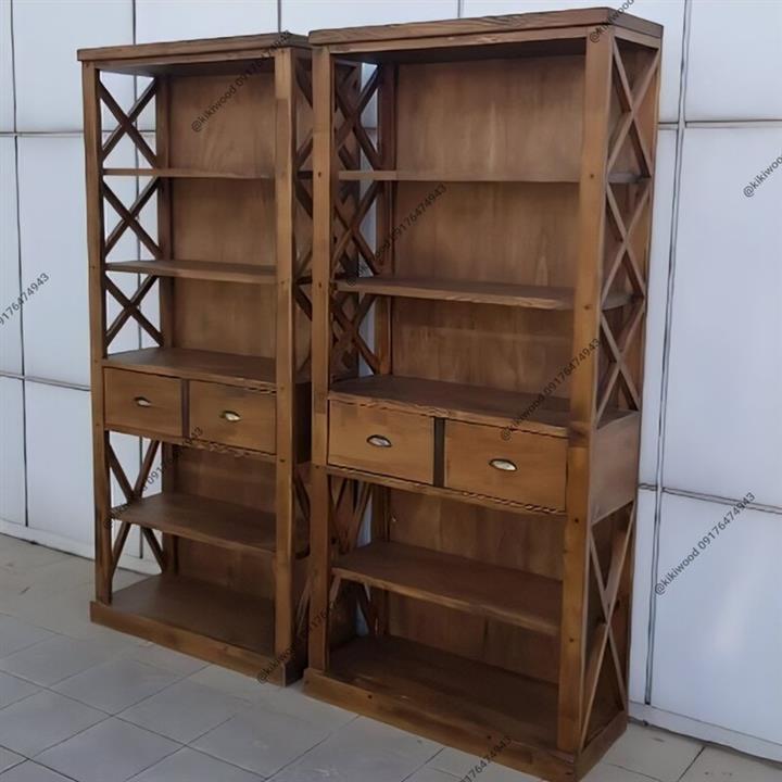 کمد چوبی کلاسیک در دو رنگ قهوه‌ای و بی رنگ
